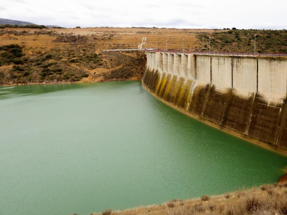 La presa, que se entregó definitivamente en mayo de 2009, tiene una altura de 75 metros