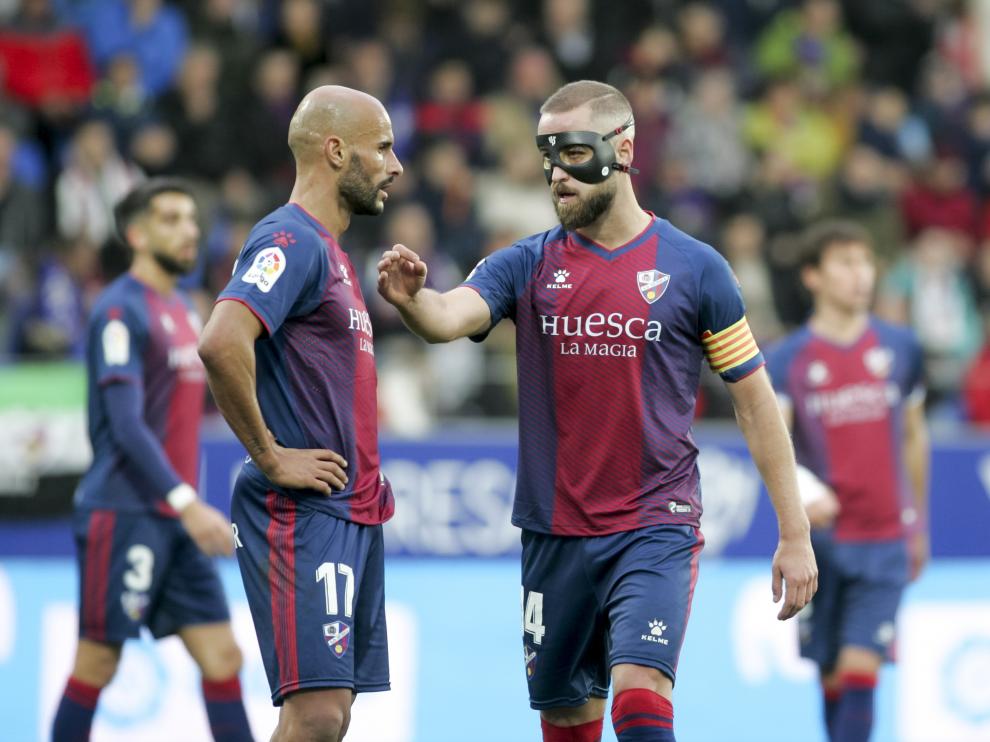 Mikel Rico y Pulido conversan tras una acción peligrosa del partido ante el Lugo