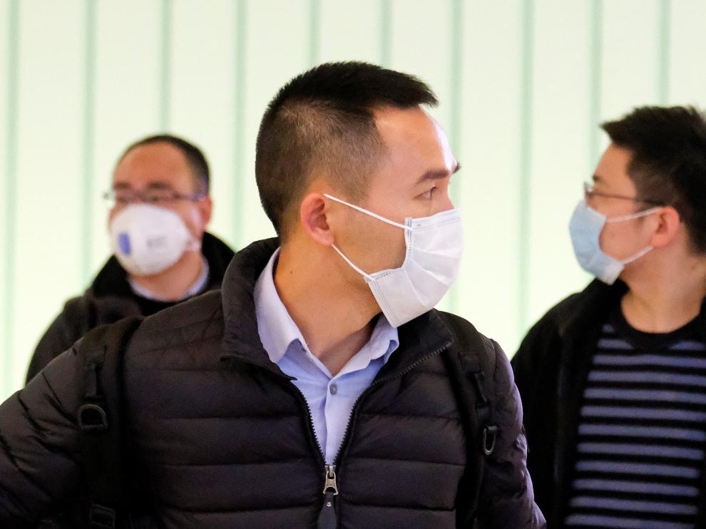 Pasajeros en un aeropuerto chino, que ha extremado las medidas sanitarias.