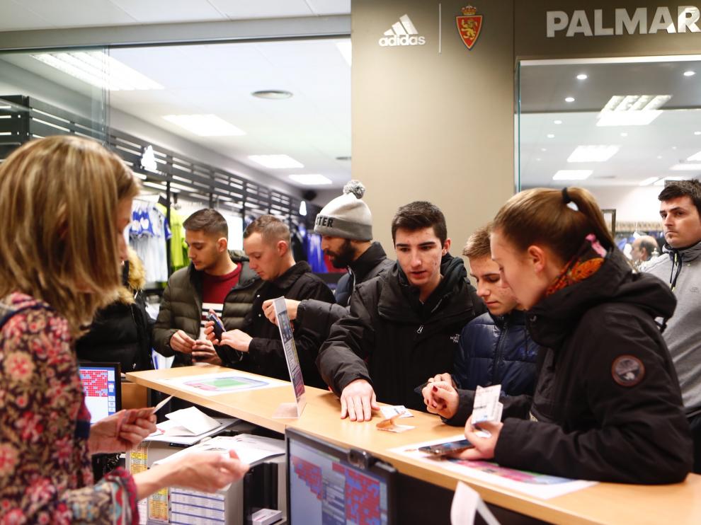 Abonados del Real Zaragoza en las oficinas del club este lunes