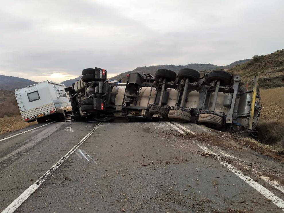 El camión ha quedado volcado sobre un lateral ocupando los dos carriles.