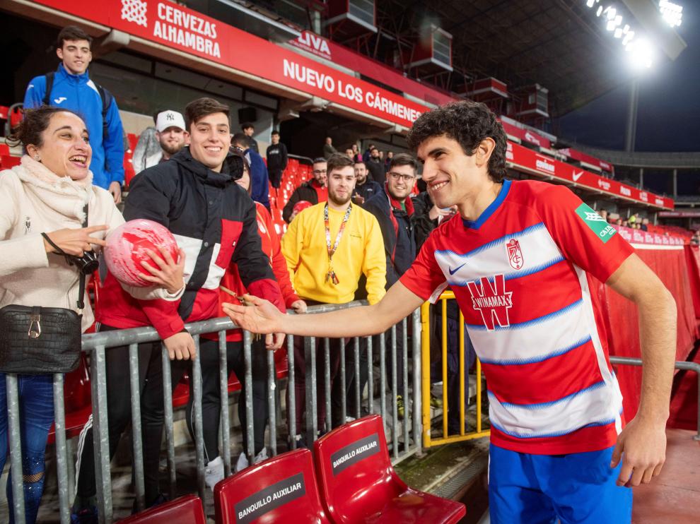 El central aragonés Jesús Vallejo saluda a los aficionados durante su presentación oficial como nuevo jugador del Granada CF. El segundo refuerzo invernal del Granada, que llega cedido por el Real Madrid