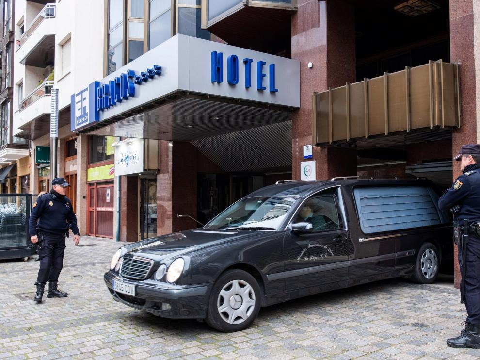El coche fúnebre con los restos de la pequeña abandona el hotel en Logroño