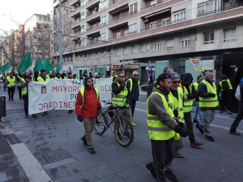 La manifestación de FCC ha salido de Vía Hispanidad. En la imagen, bajando por Fernando el Católico, en dirección a la plaza del Pilar.