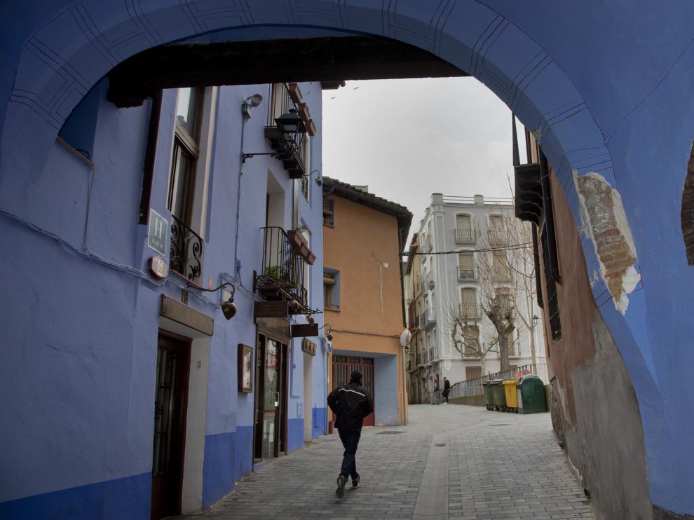 Las señales de los golpes de los vehículos son visibles en el arco.