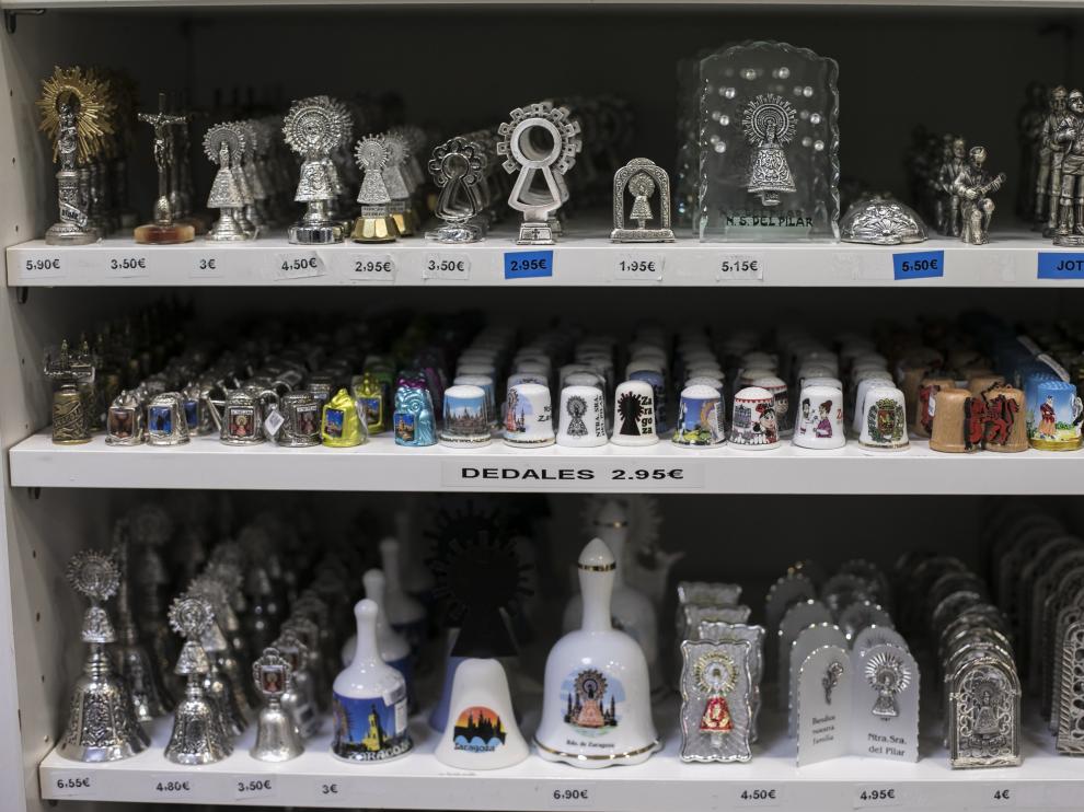 Las tiendas de recuerdos del entorno de la plaza del Pilar han sufrido una pérdida de ventas en los últimos años.