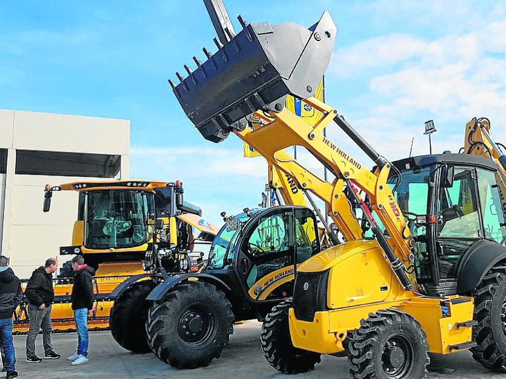 Maquinaria de la marca New Holland, de la que Agromecánica Cariñena es concesionario oficial.