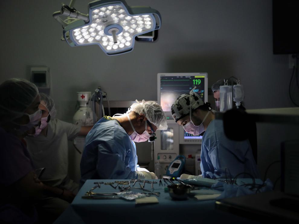 Médicos en un quirófano.