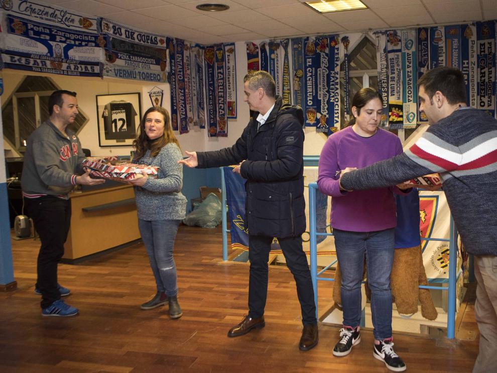 Miembros de la grada de animación, preparando el tifo que presentarán ante el Madrid.