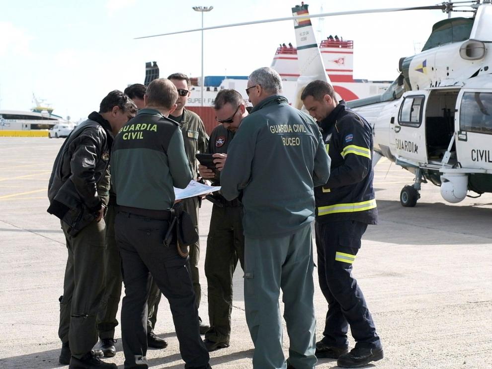 Personal de la Guardia Civil en el aeropuerto de Ibiza que se incorporó este domingo a las tareas de búsqueda