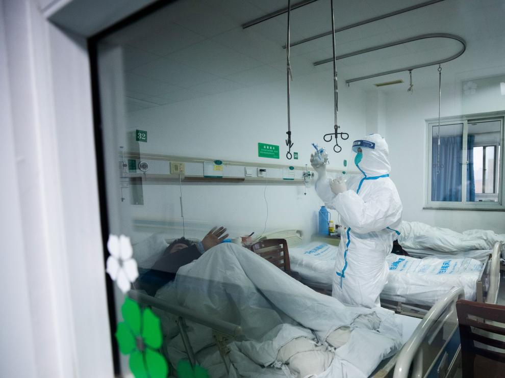 Personal sanitario atiende a pacientes infectados por el coronavirus en un hospital especializado en Wuhan.