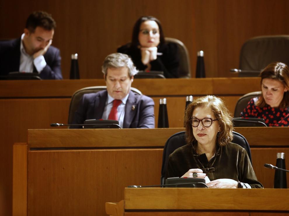 La consejera de Sanidad, Pilar Ventura, en el pleno de las Cortes, este lunes.