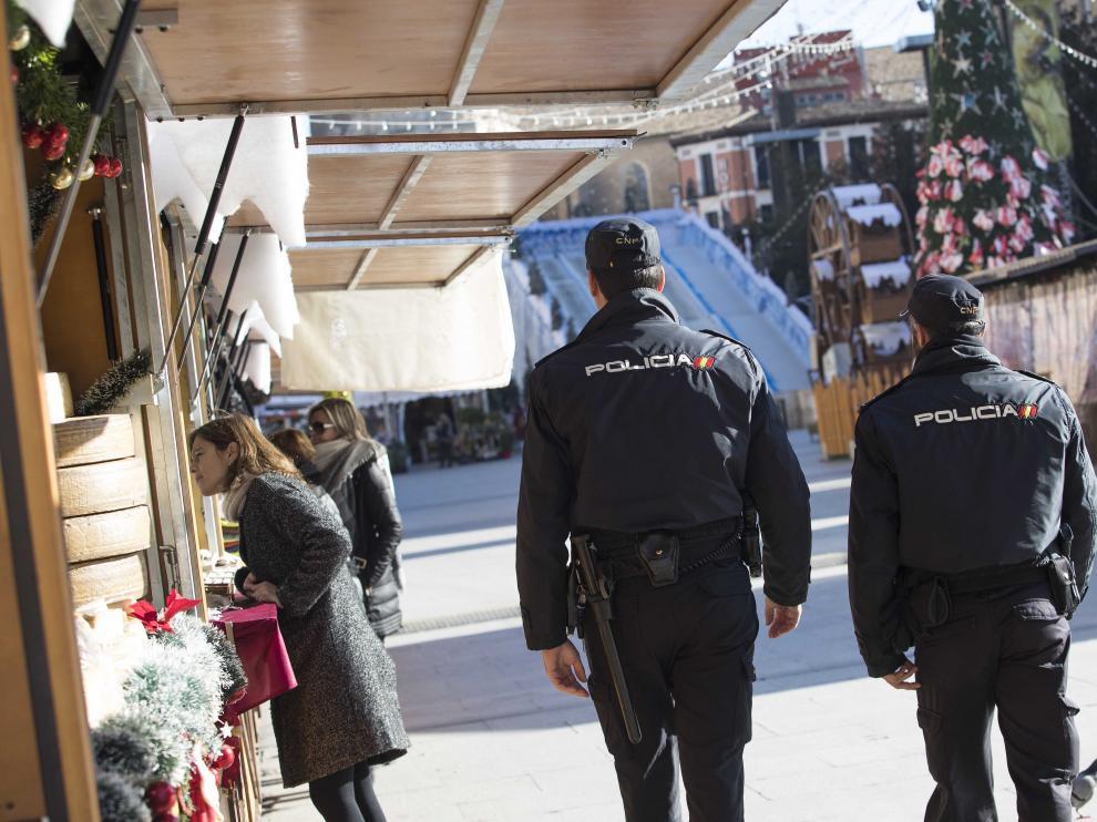 Policía Nacional en el mercadillo de Navidad de Zaragoza