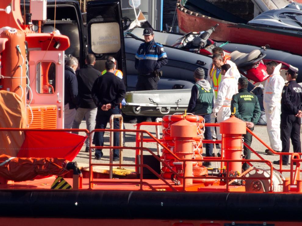 Traslado del cuerpo del patrón del barco hallado cerca de las costas de Tarifa