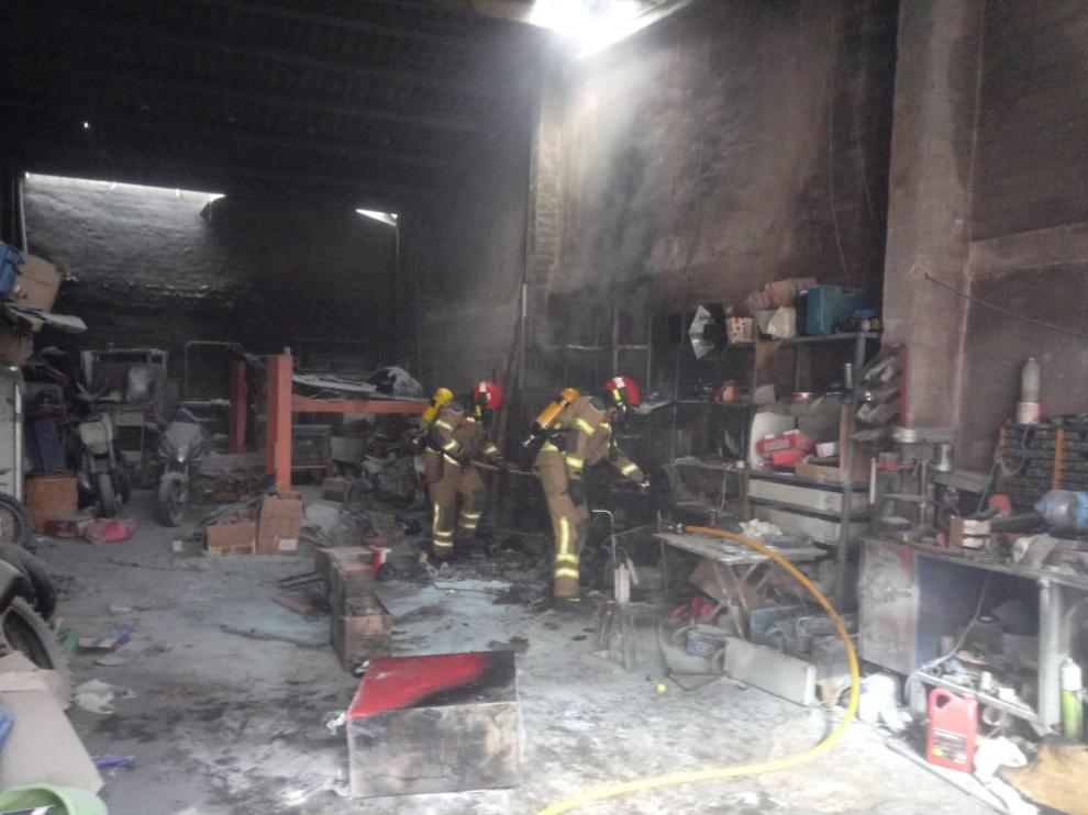 El fuego a destruido los equipos que había en el interior del taller.