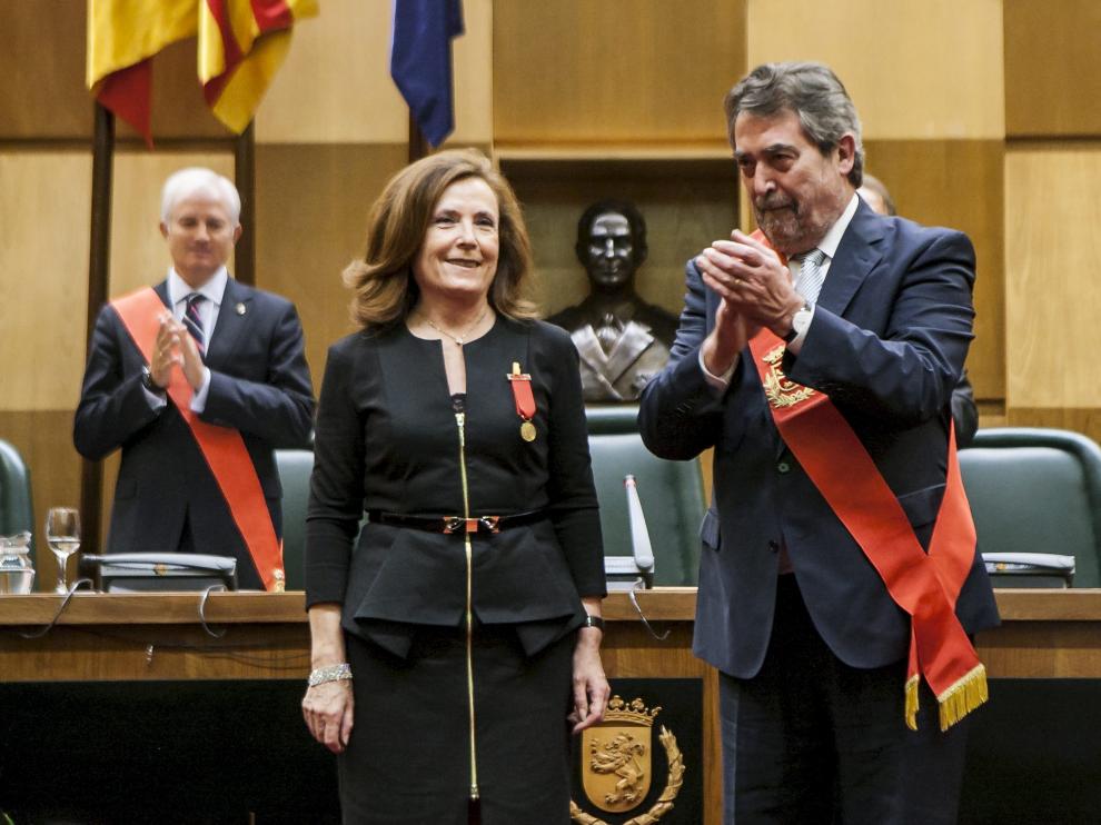 Belloch entrega de la Medalla de Oro en 2013 a Aurora Egido; hoy será él el galardonado.