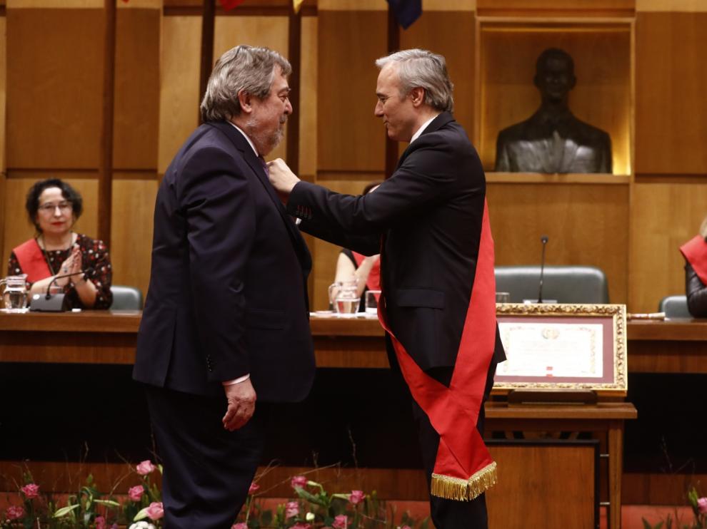 El exalcalde de Zaragoza Juan Alberto Belloch recibe la Medalla de Oro de la Ciudad