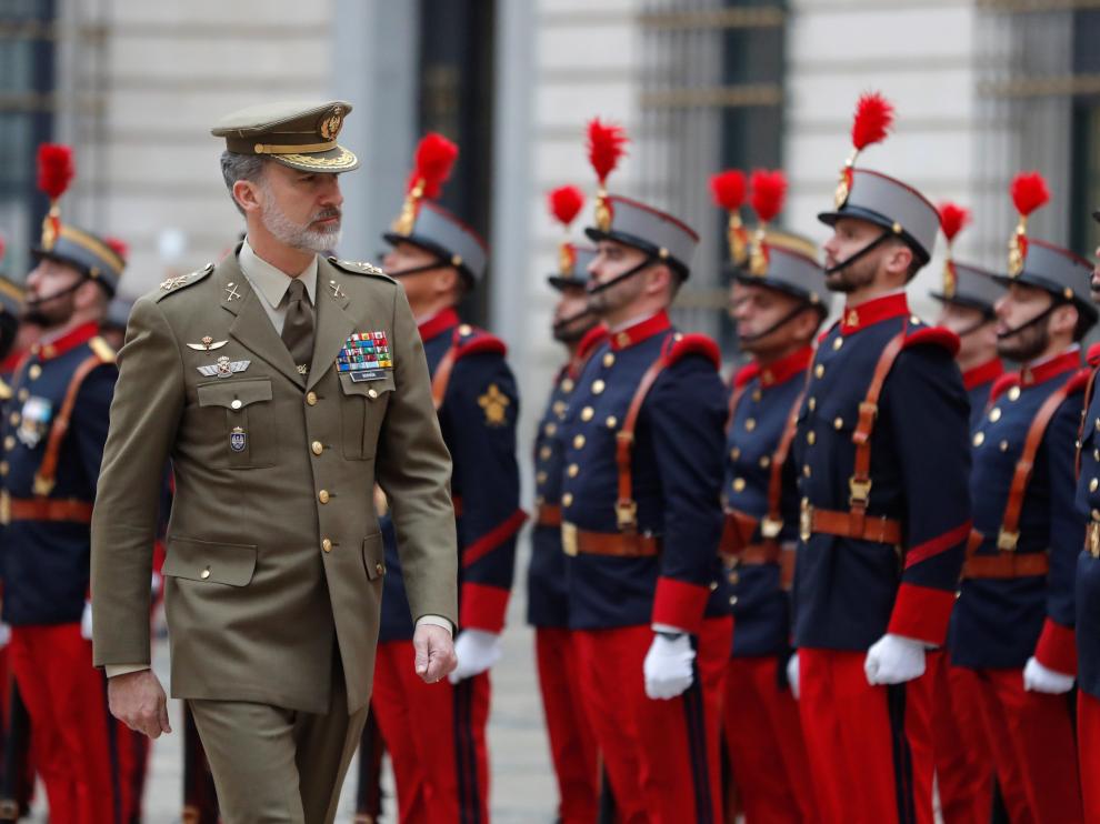 El Rey pasa revista durante su visita este martes al Cuartel General del Ejército de Tierra