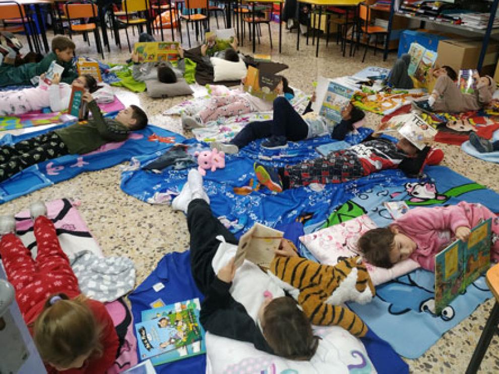 Los niños del colegio de Pina participaron en una actividad de animación a la lectura