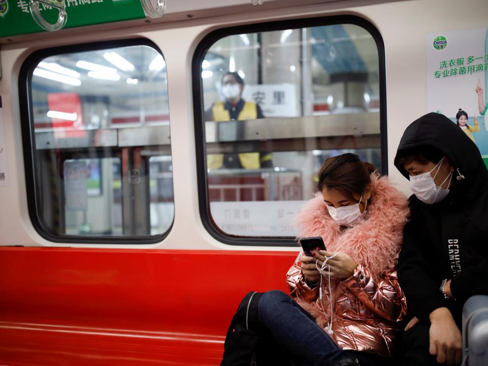 Máscaras en el metro de Pekín por el miedo al coronavirus