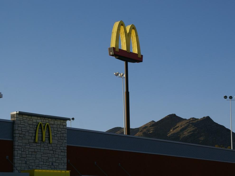 McDonald's retirará las pajitas de plástico e instalará 150 puntos de recarga rápida