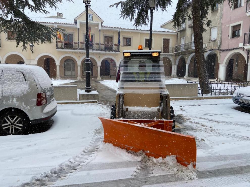 Labores de retirada de la nieve en la plaza de Utrillas.