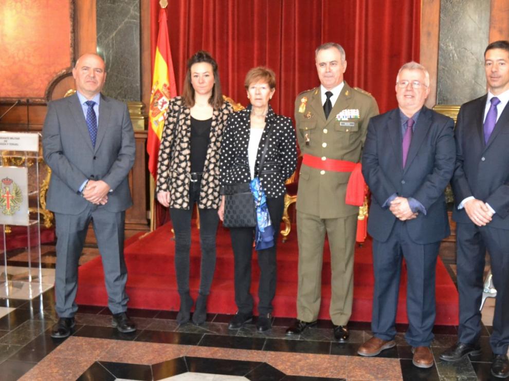 El general Carlos Melero, con los premiados del colegio Salesianos y la familia del catedrático José Bermejo Vera, ayer en el palacio de la antigua Capitanía.