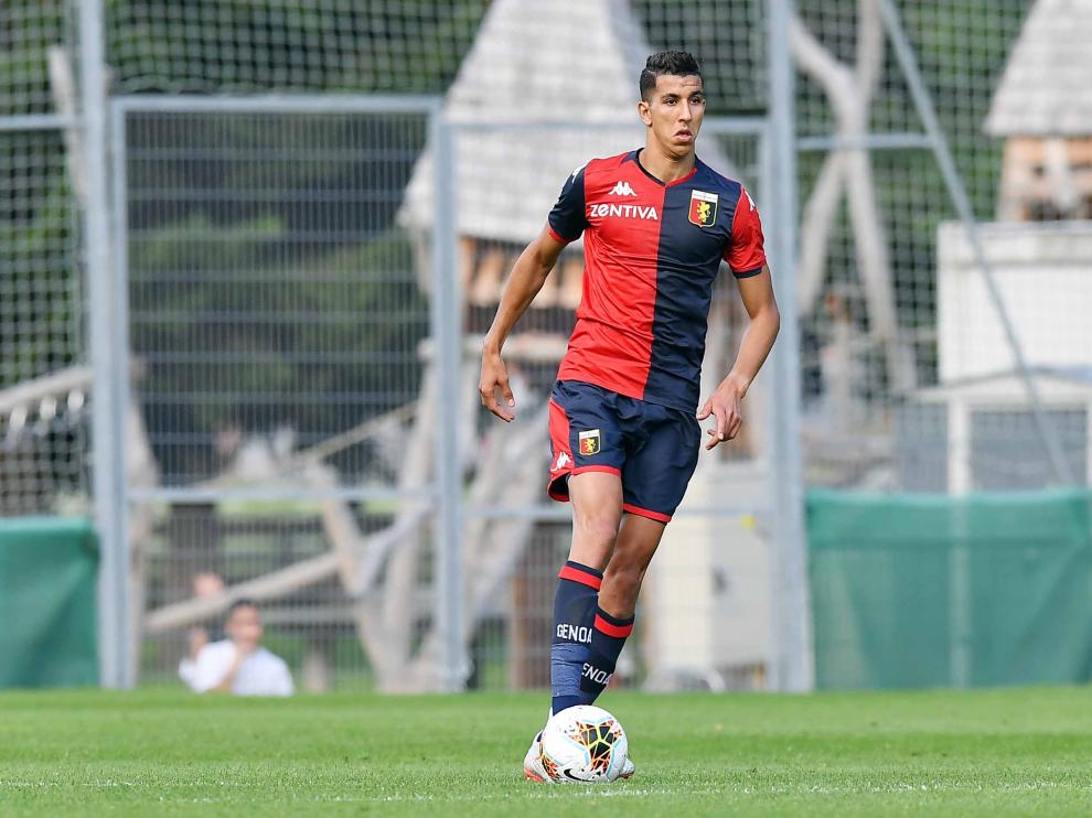 El Yamiq conduce la pelota en un partido del Genoa.
