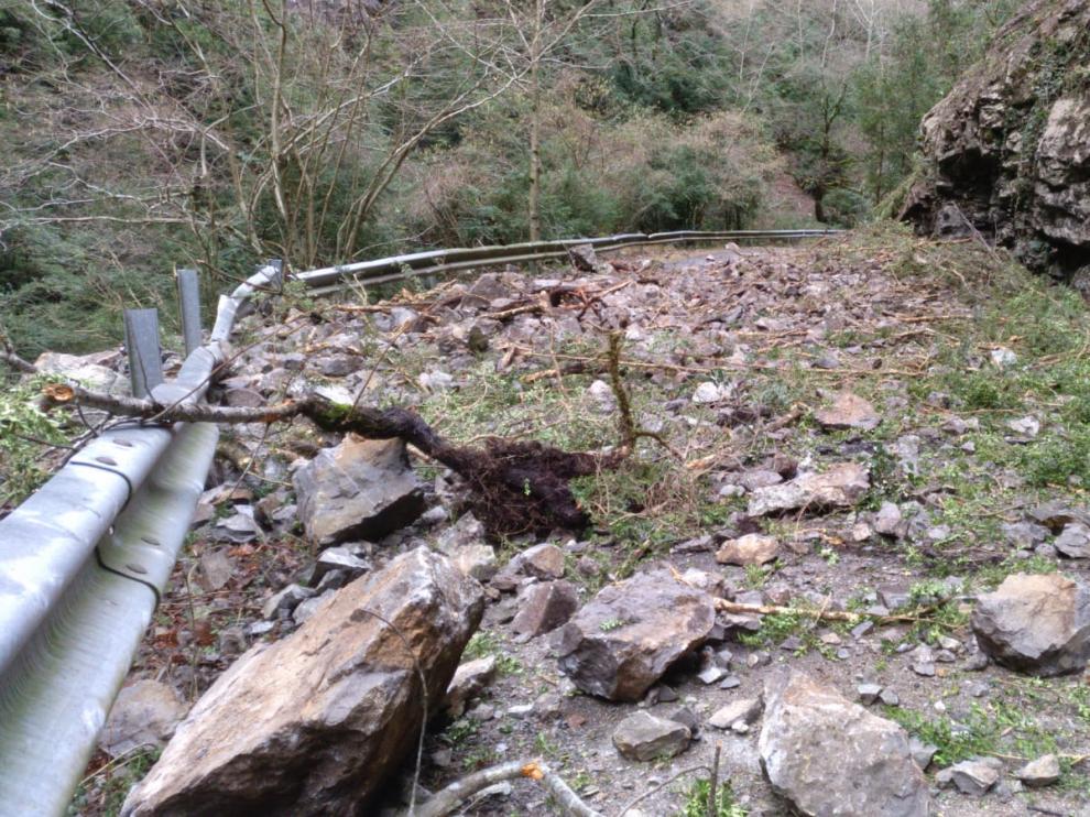 Zona del desprendimiento en la carretera de Añisclo.
