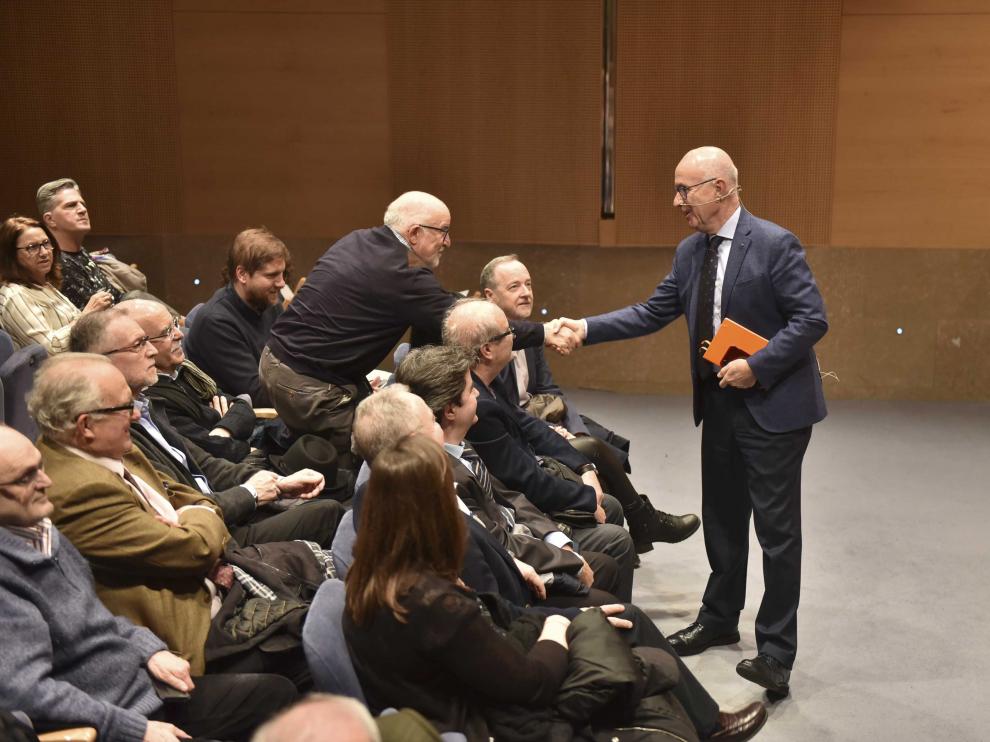 Durán i Lleida saludando al exdiputado Víctor Morlán, con quien coincidió en el Congreso.