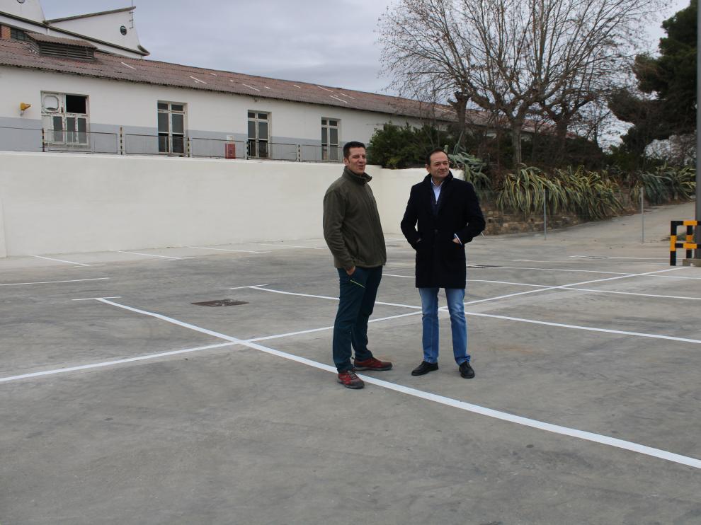 El concejal de Urbanismo, Diego Cobos, a la izquierda junto al alcalde Luis José Arrechea, en el aparcamiento acondicionado.