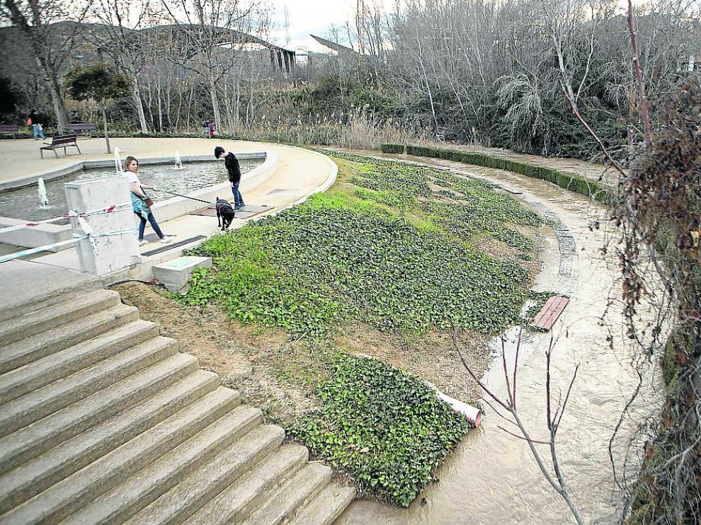 El río Huerva, ayer a su paso por Cuarte, donde se han vallado los accesos al cauce.