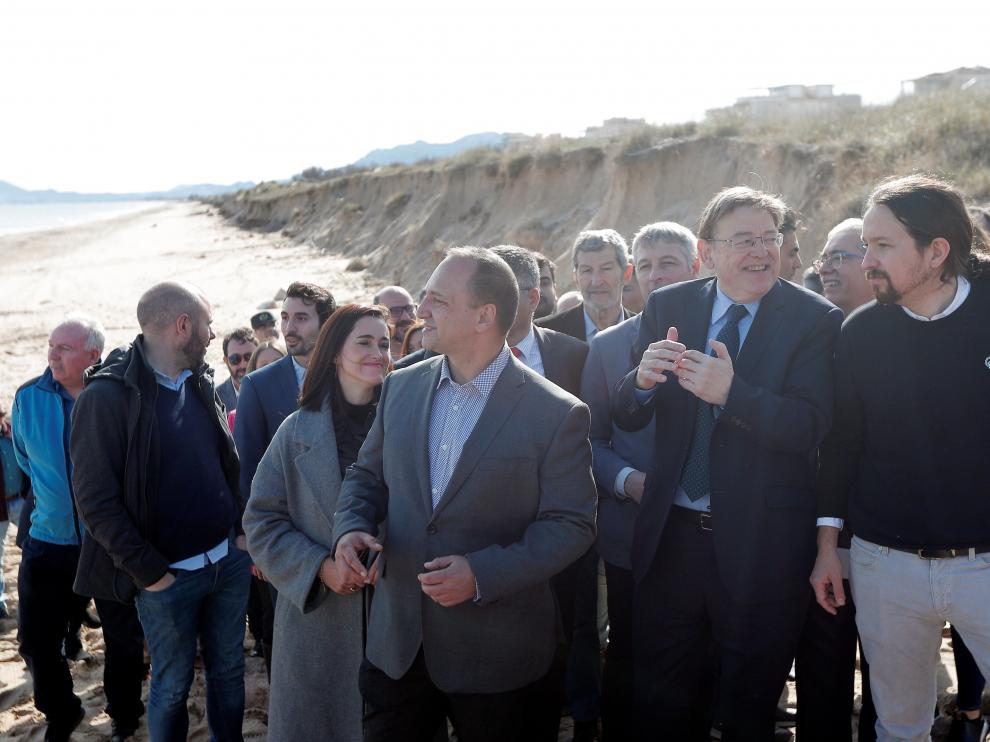 El vicepresidente segundo del Gobierno, Pablo Iglesias, junto al president de la Generalitat valenciana, Ximo Puig, en las playas de Olivas.