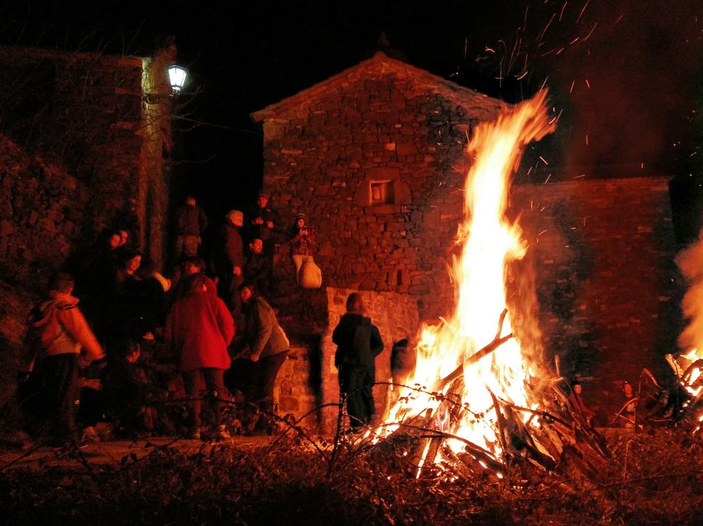 Hoguera de San Vicente, en Puértolas.