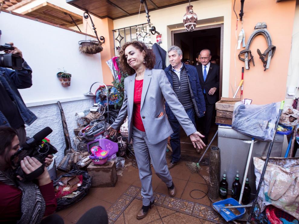 La ministra de Hacienda y portavoz del Gobierno, este miércoles, tras salir de una casa afectada por la borrasca Gloria en Campanillas