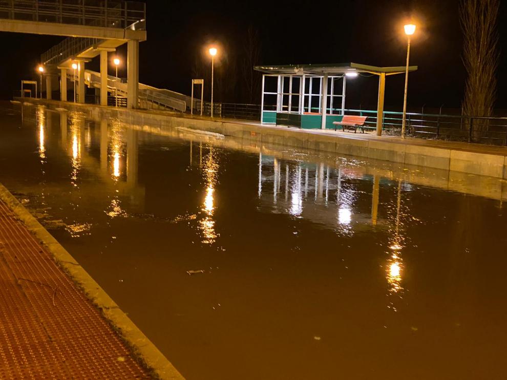 Las vías de tren inundadas en la estación de Villarreal de Huerva en la noche del martes