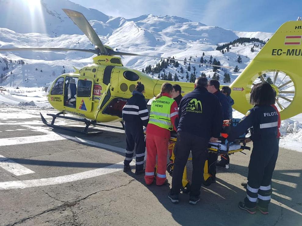 Momento de la evacuación del herido en el helicóptero.