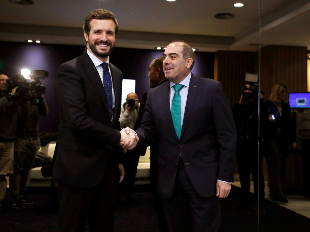 Pablo Casado (izquierda), este miércoles, junto al presidente de la Federación de Asociaciones de Trabajadores Autónomos, Lorenzo Amor