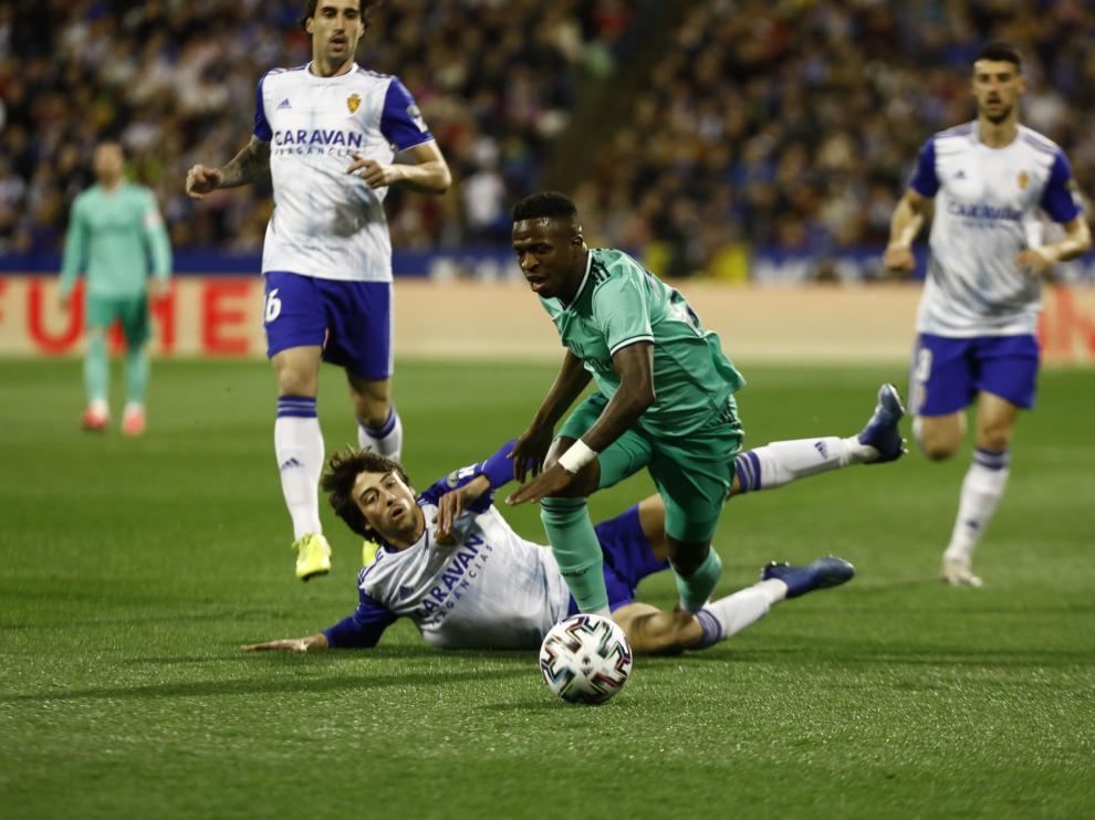 Varane adelanta al Real Madrid a los 6 minutos de partido en La Romareda.