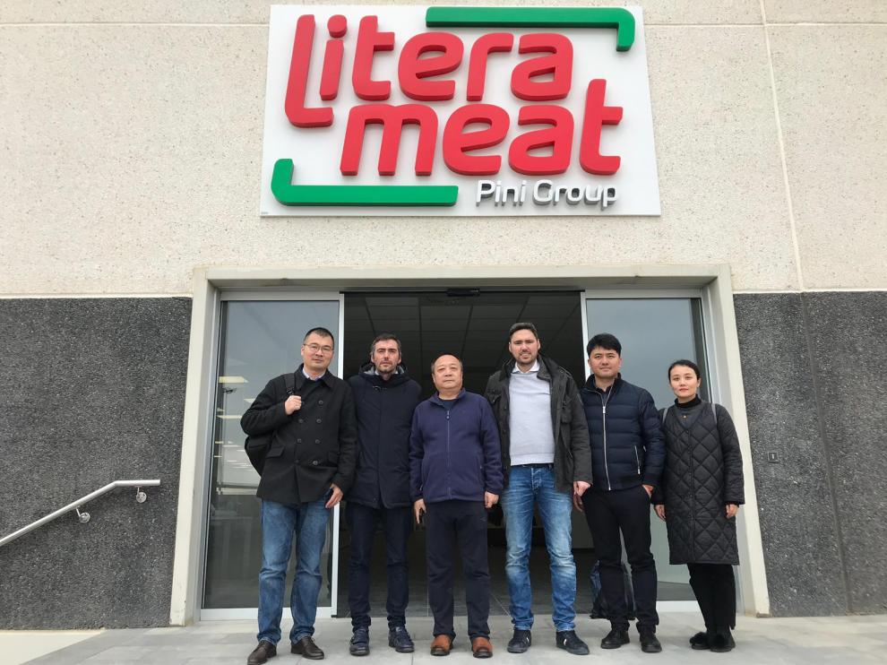 Roberto y Francesco Pini con el equipo directivo de WH Group.