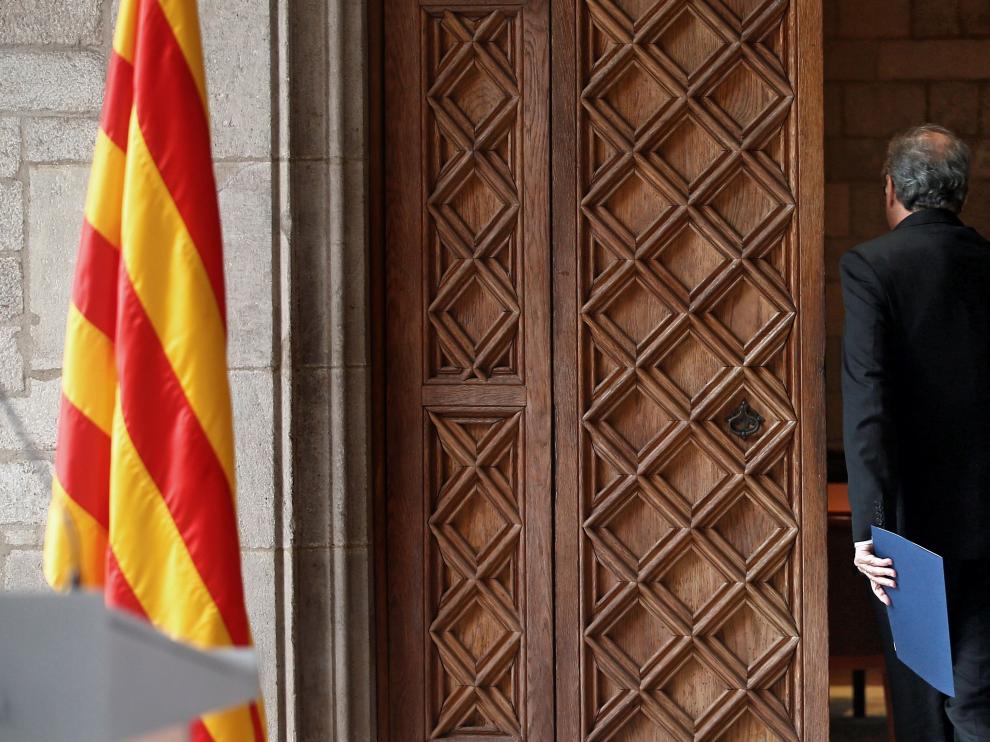 Torra abandona la sala tras la declaración institucional en la que ha anunciado elecciones anticipadas en Cataluña