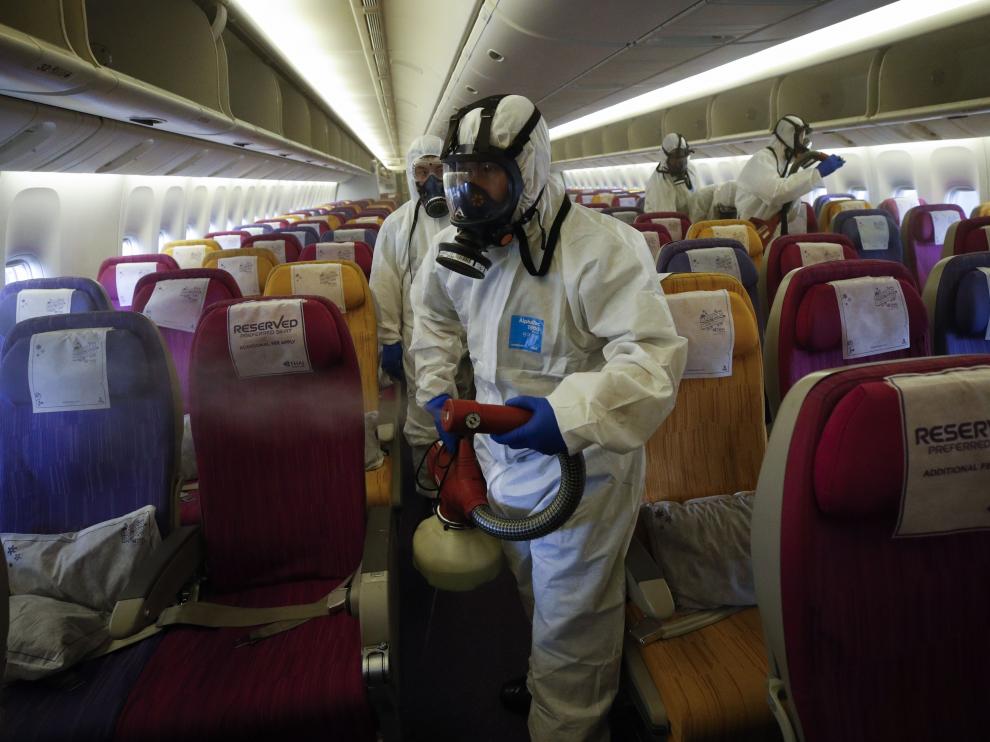 Un avión de Thai Airways es desinfectado en Bangkok como medida de precaución ante el virus