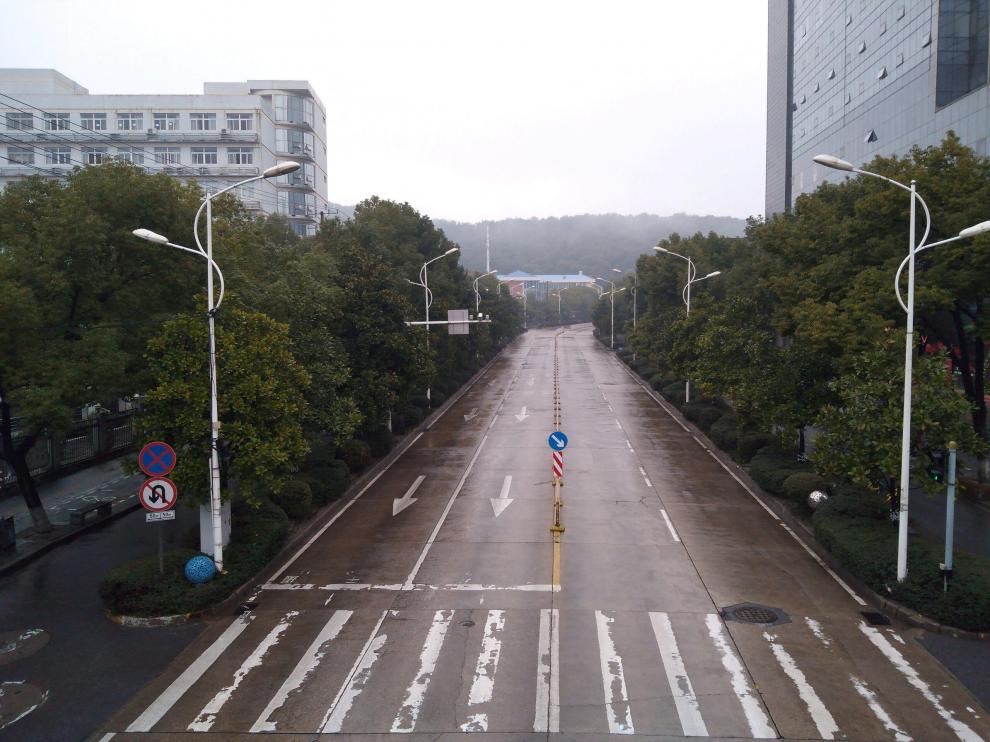 Una calle vacía de la ciudad china de Wuhan, epicentro del coronavirus.