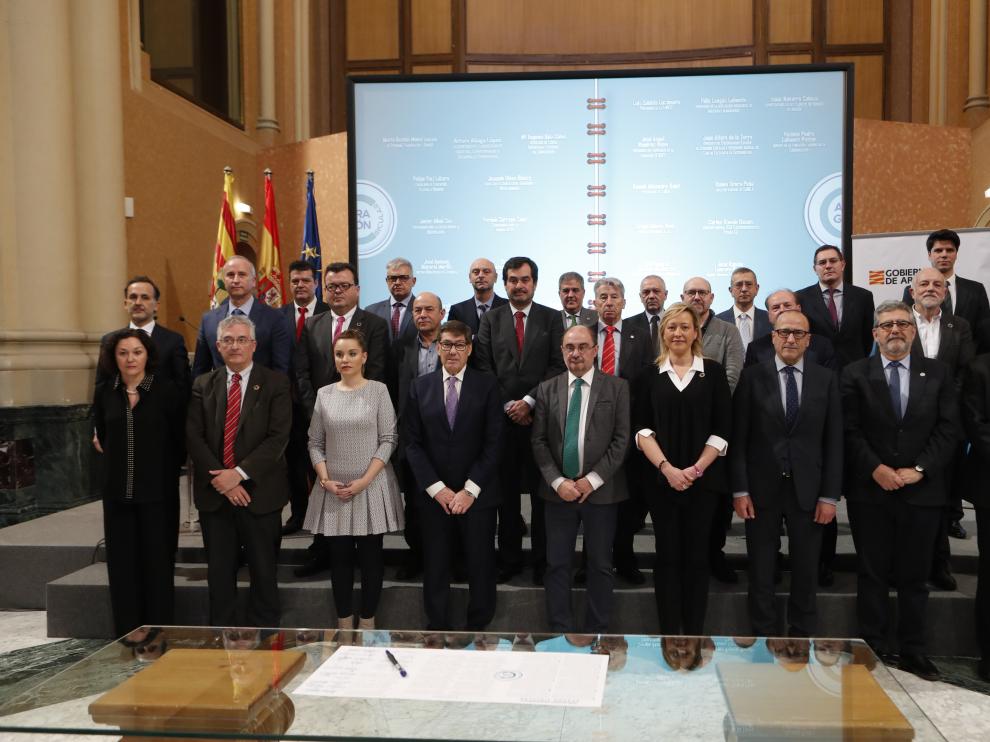 Los firmantes del plan estratégico en la sala de la Corona del Edificio Pignatelli.
