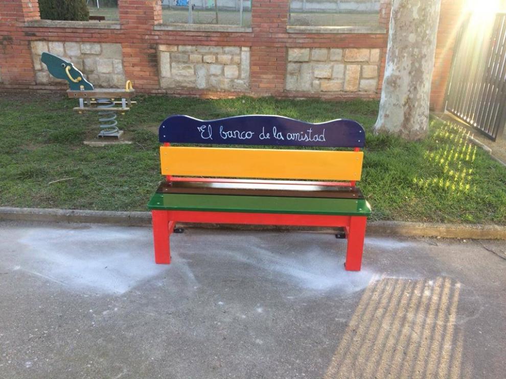 Uno de los bancos de la amistad instalados en los colegios del municipio de Sariñena.