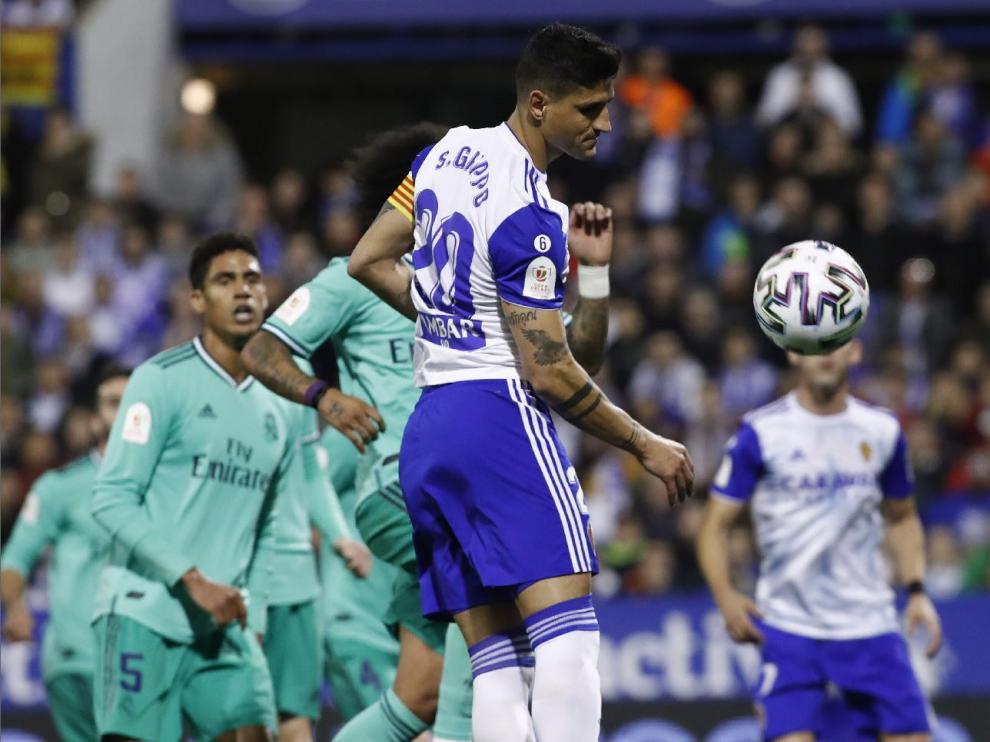 Simone Grippo, en un despeje de cabeza durante el partido Real Zaragoza-Real Madrid de la noche de este miércoles, en el que fue capitán, horas antes de que el Oviedo se lanzase a por su fichaje.