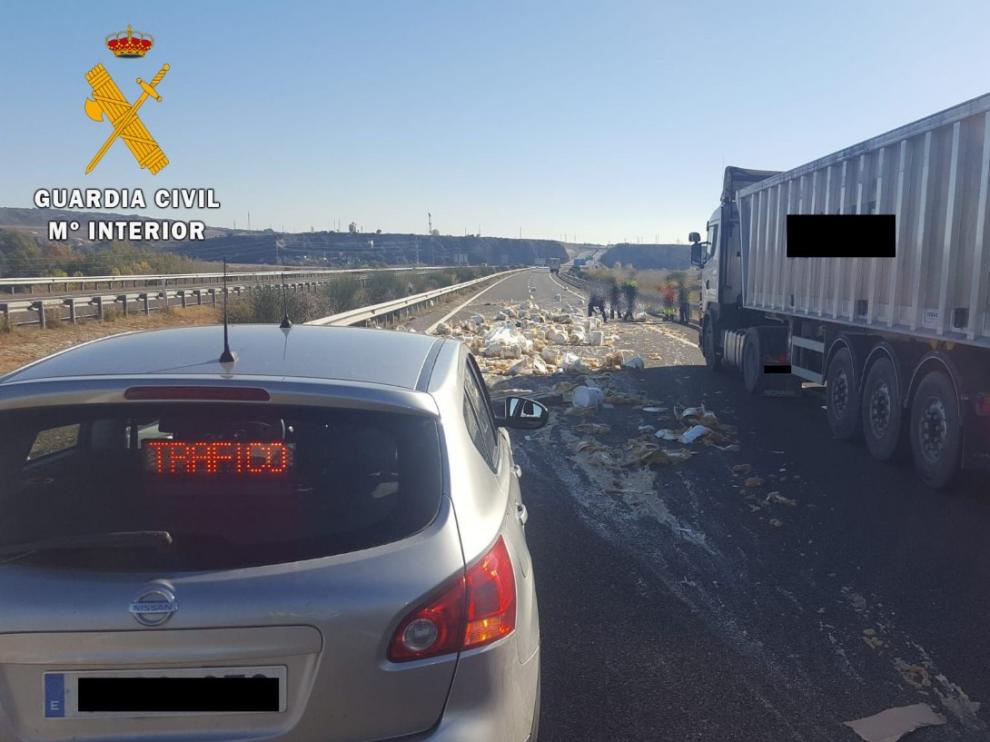Imagen del accidente que causó el derrame del cabello de ángel que transportaba el camión en unos bidones.