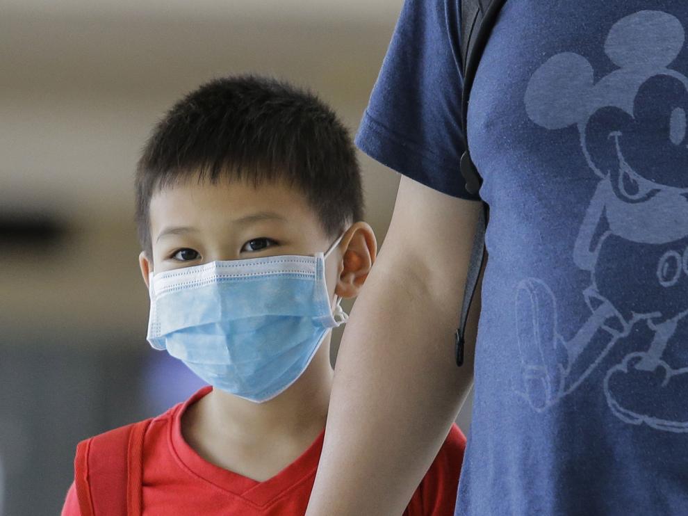 Colombo (Sri Lanka), 30/01/2020.- A Chinese boy wears protective mask on arrival at the Bandaranaike International Airport in Colombo, Sri Lanka, 30 January 2020. A female Chinese tourist from Hubei province who arrived in Sri Lanka on 19 January 2020 tested positive for coronavirus on 27 January, prompting authorities to suspend visa on arrival services for all Chinese citizens. EFE/EPA/CHAMILA KARUNARATHNE Sri Lanka confirms first patient of Chinese deadly coronavirus