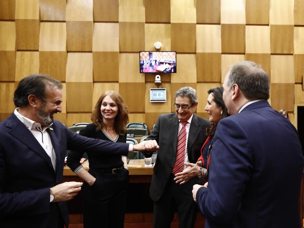El portavoz de Vox, Julio Calvo, en el centro junto a concejales del PP y de Cs.