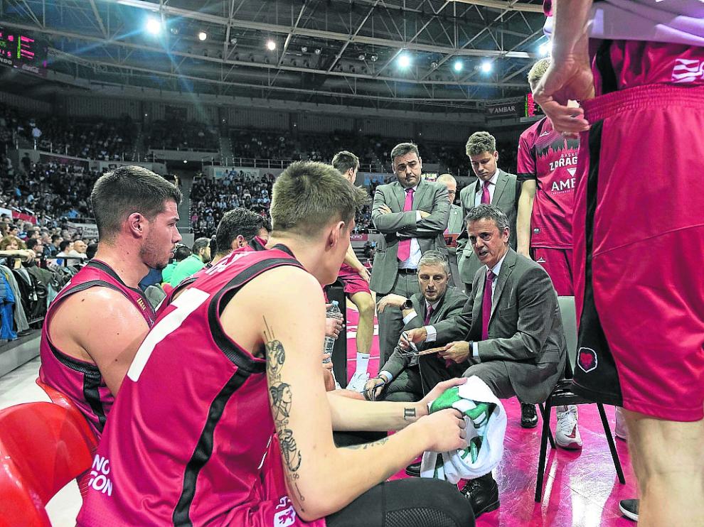 La plantilla del Casademont recibe instrucciones de Porfirio Fisac, ayer ante el PAOK.